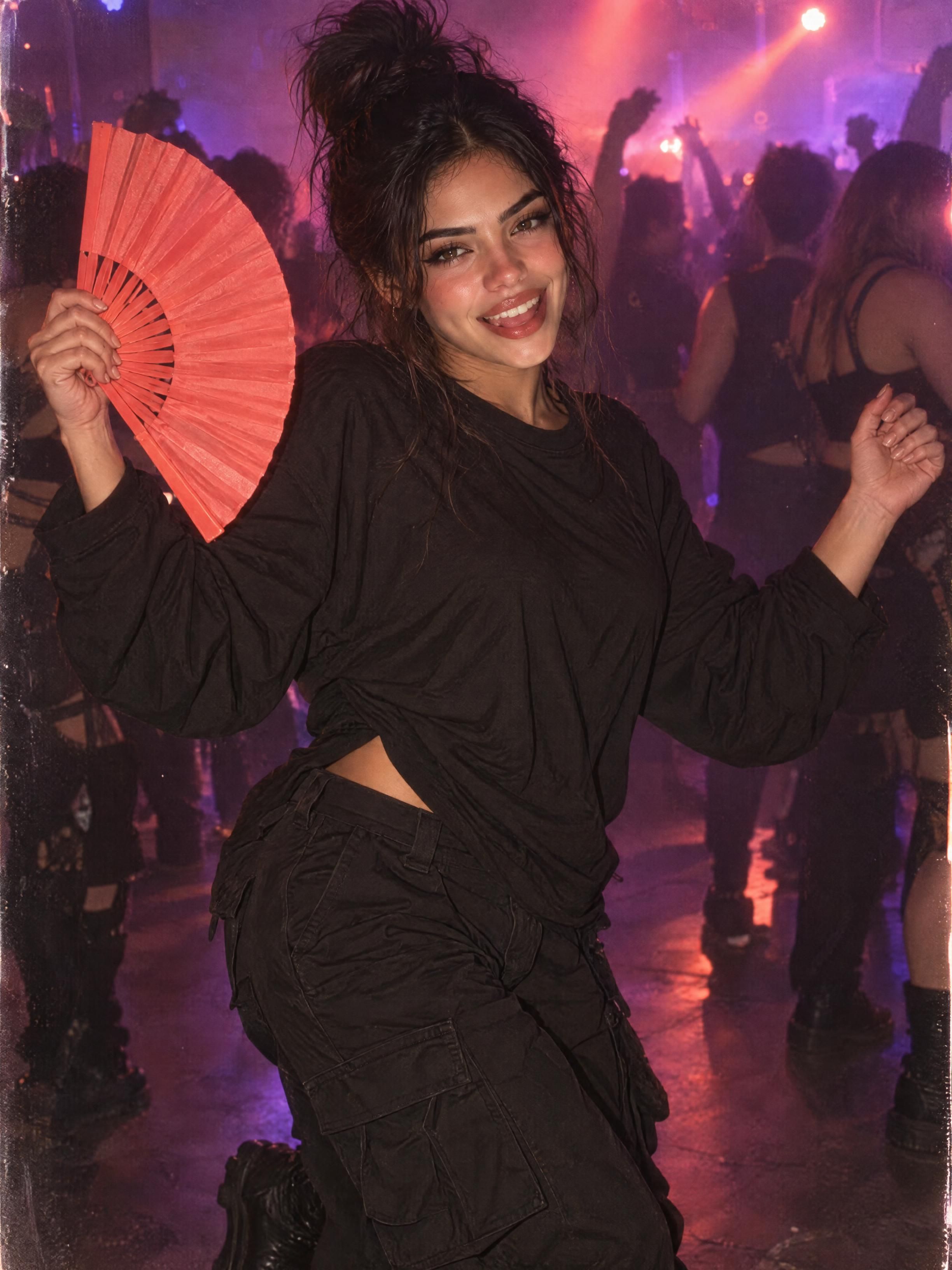 Rave: Bailando entre la gente bajo luces moradas.