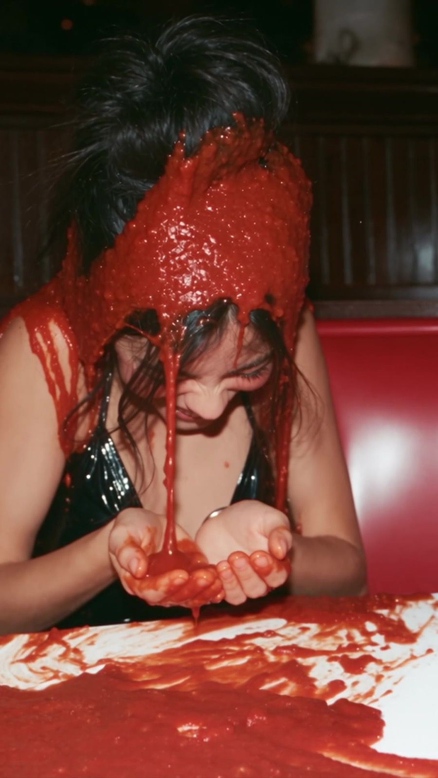 Saindra con salsa roja cayendo sobre la cabeza, fotograma de Queso